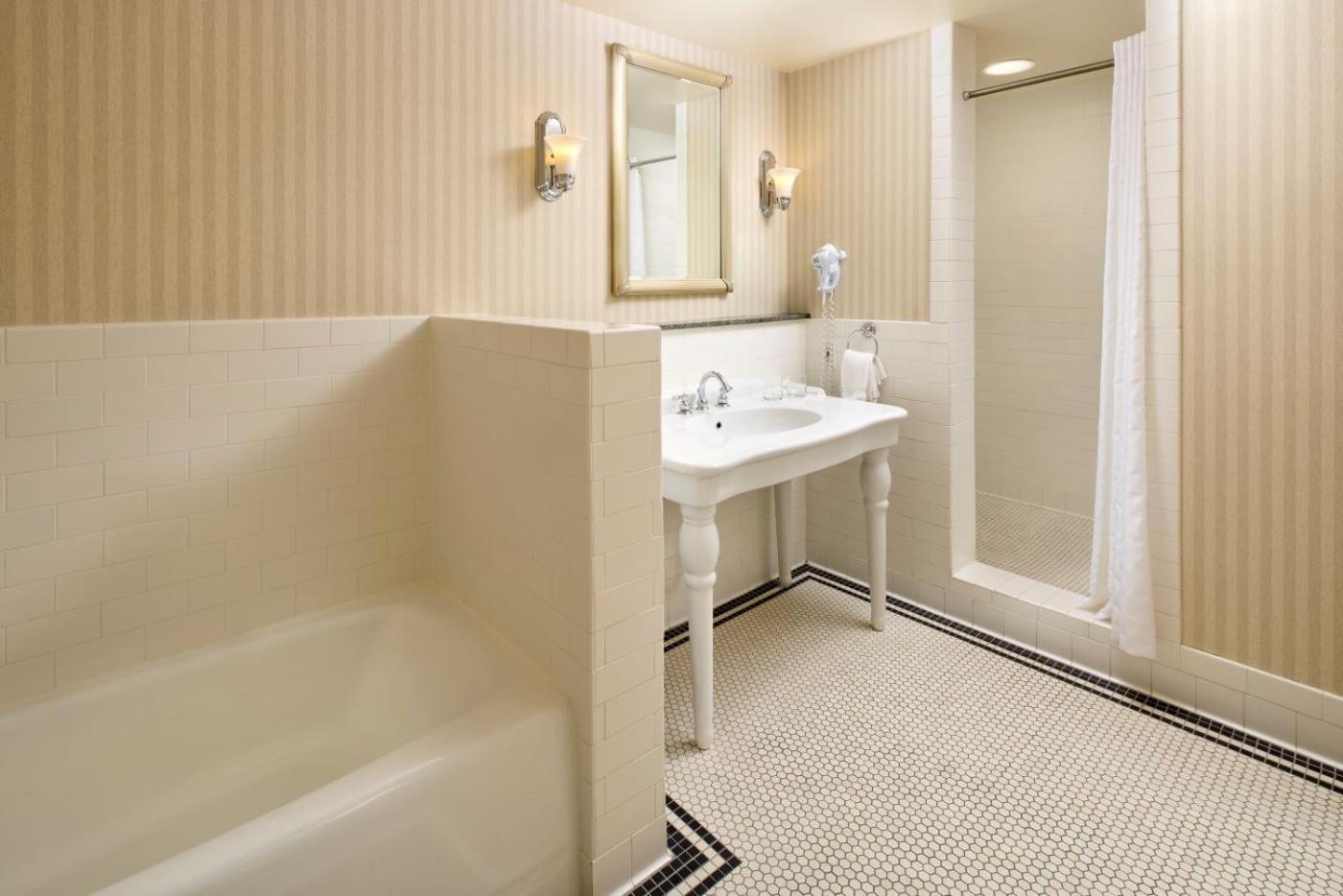 Marcus Whitman And Conference Center Hotel